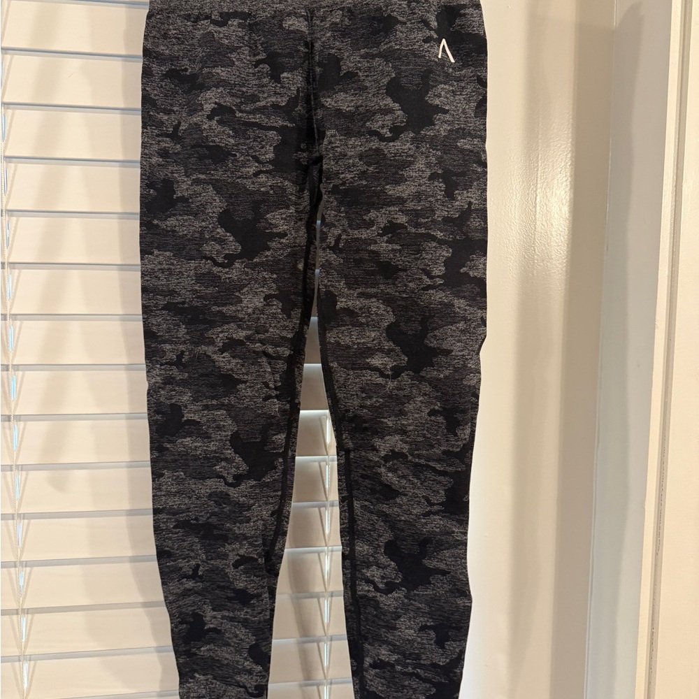 Women's Camo Leggings in Black and Gray
